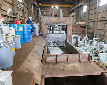 油圧切断機（ギロチン）